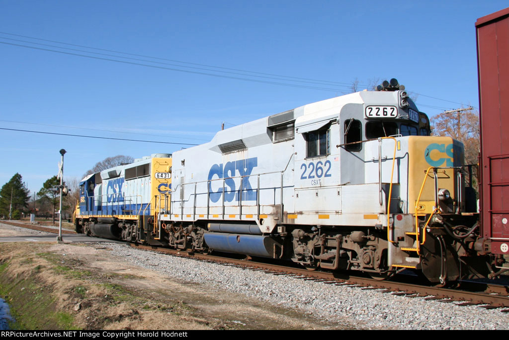 CSX 6431 & 2262 lead a train towards the yard